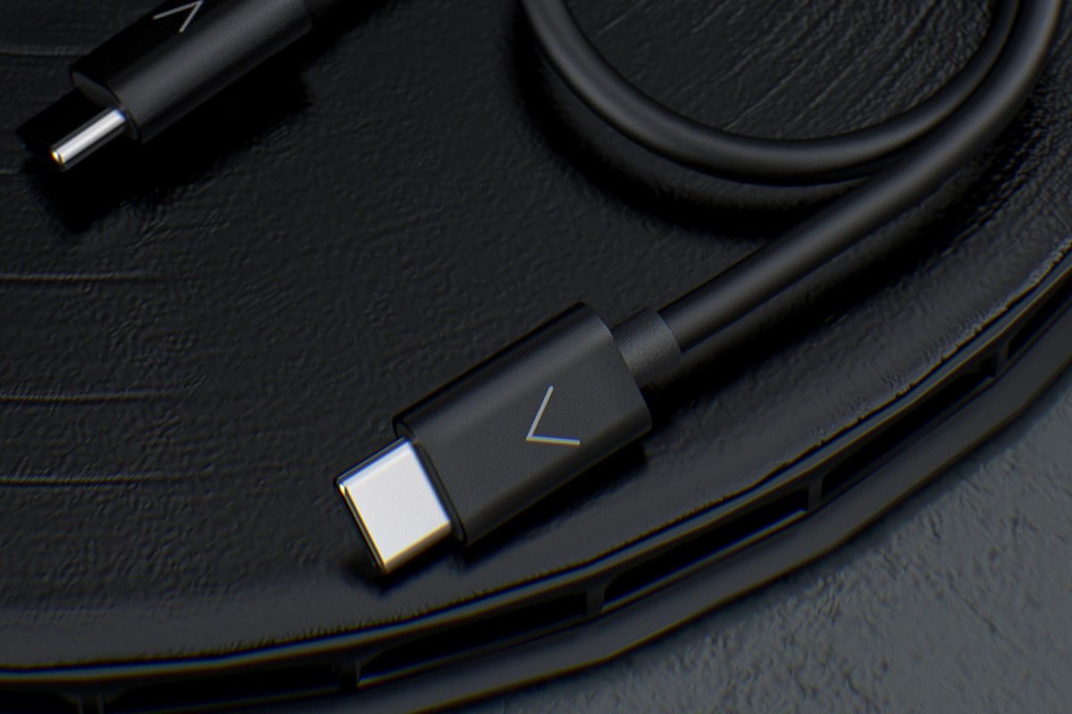 Fiche USB-C du câble posée sur un disque vinyle