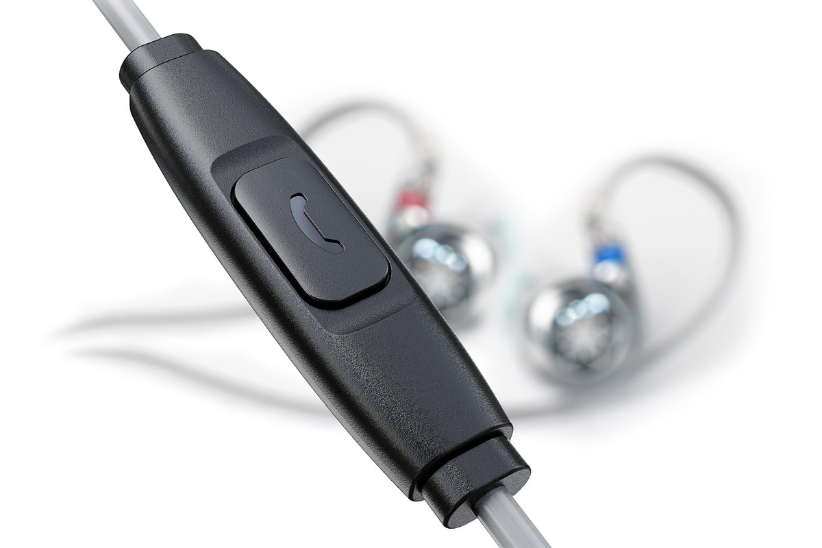 Gros plan sur le boîtier noir du microphone et son bouton