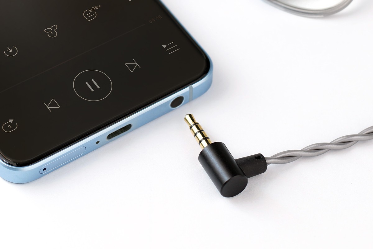 Fiche jack 3,5 mm coudée branchée à un smartphone