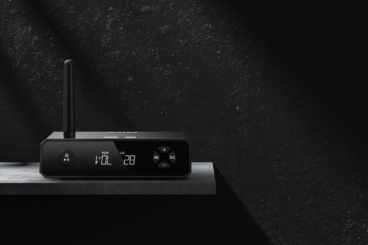 Récepteur FiiO BR13 noir posé sur une étagère sombre