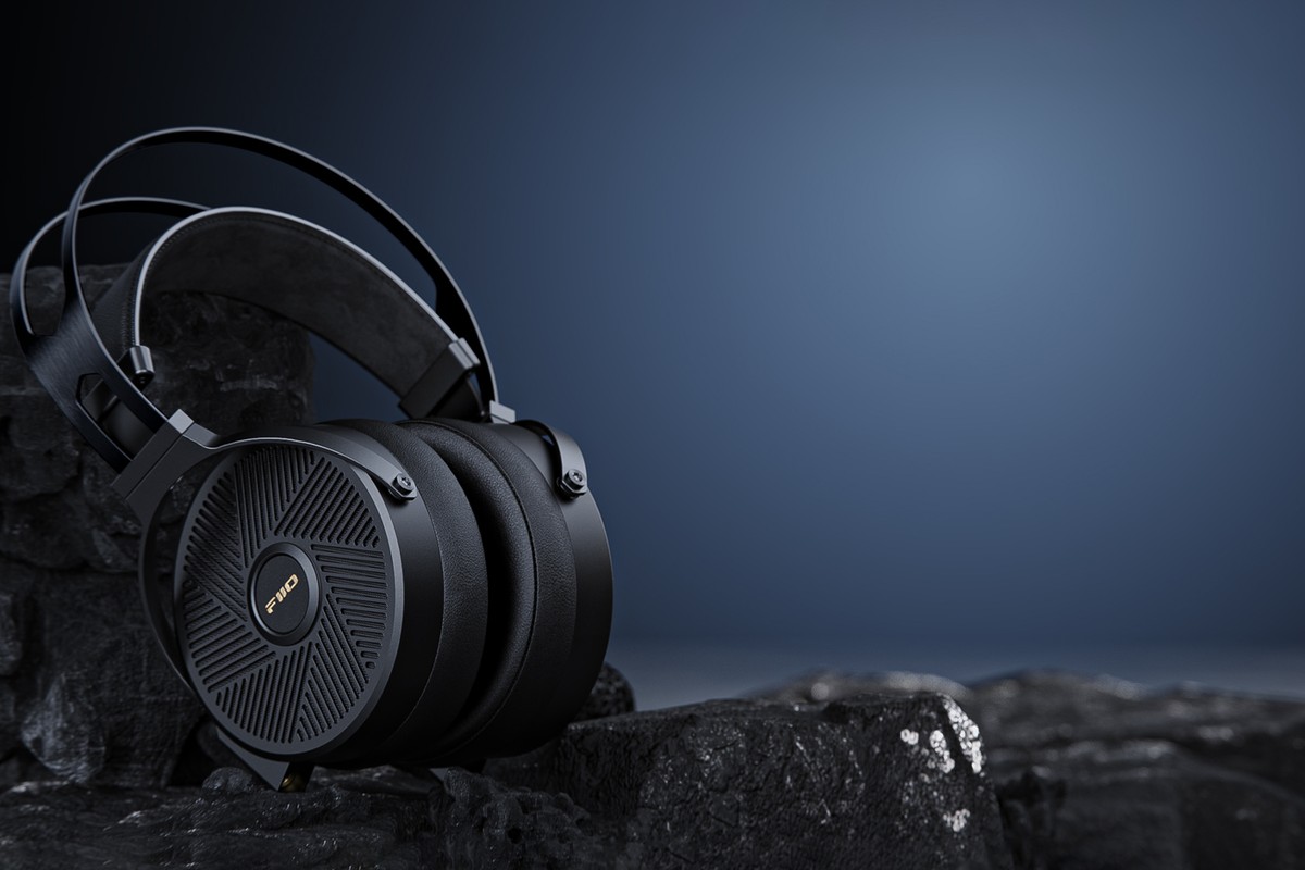 Casque FiiO FT5 noir pose sur un support