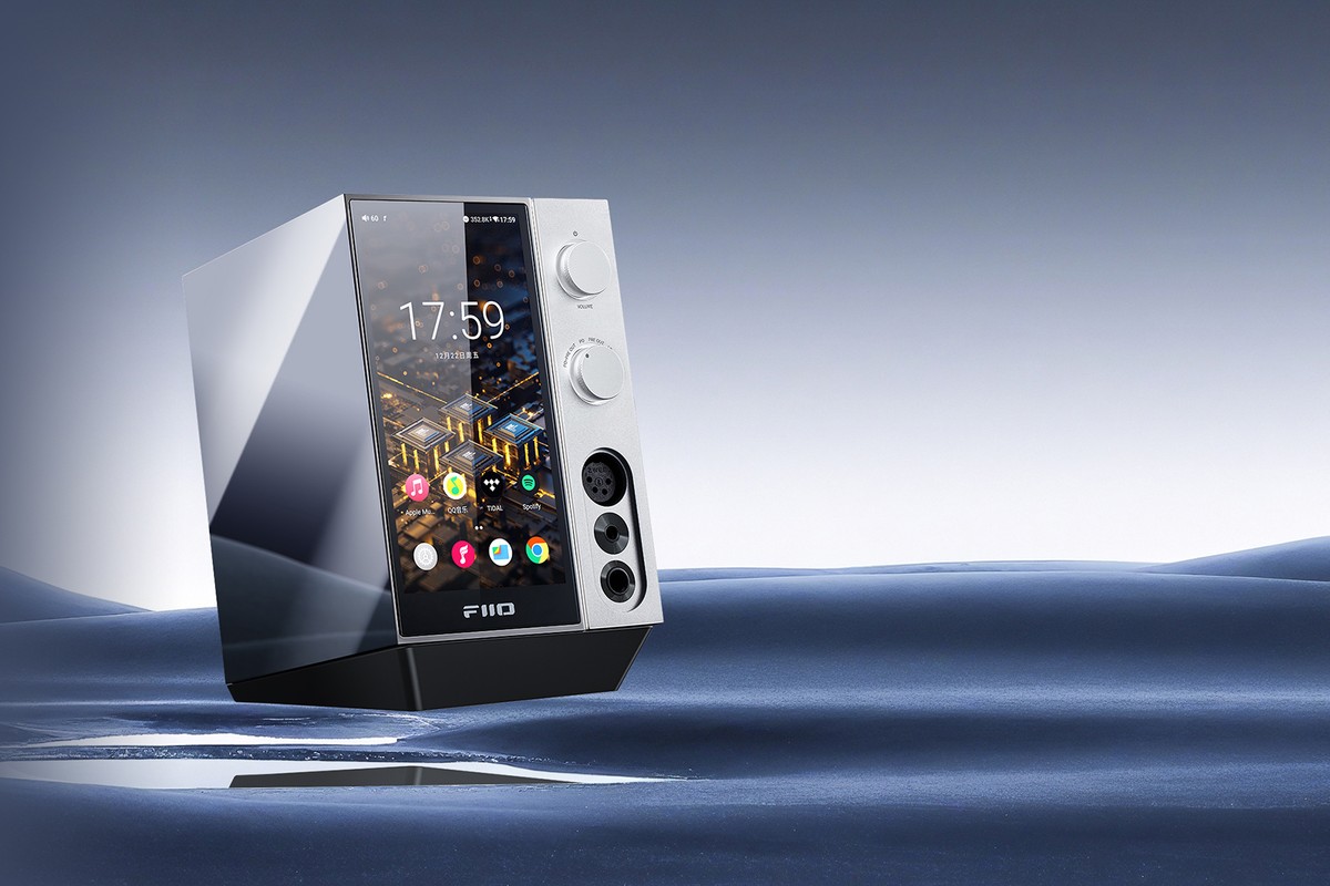 FiiO R9 vu de trois quarts sur un fond de paysage bleu