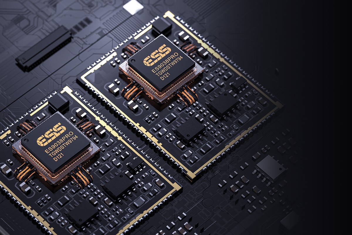 Deux puces ESS ES9038PRO posées sur la carte du convertisseur