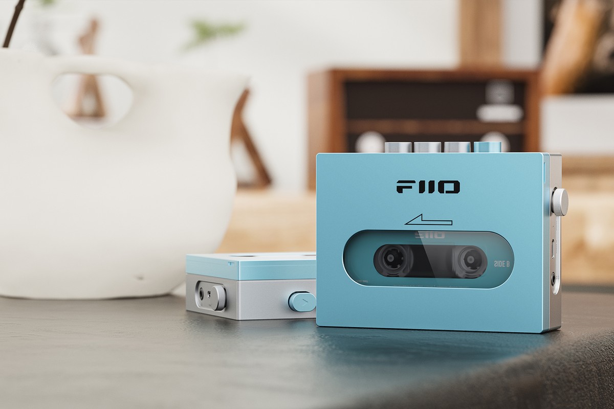 FiiO CP13 blu appoggiato su un tavolo davanti a un mobile in legno