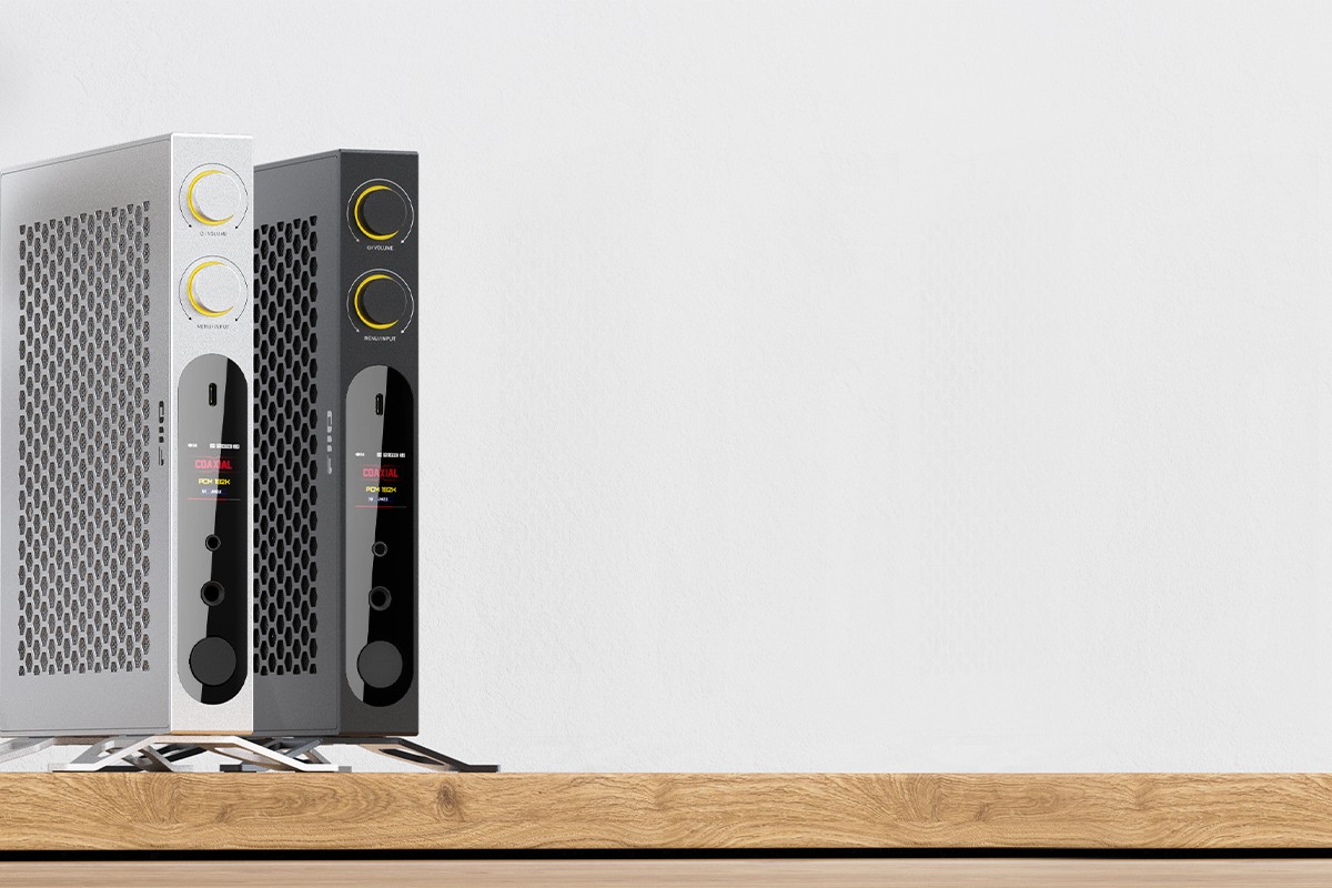 FiiO K19 posé verticalement sur une étagère en bois