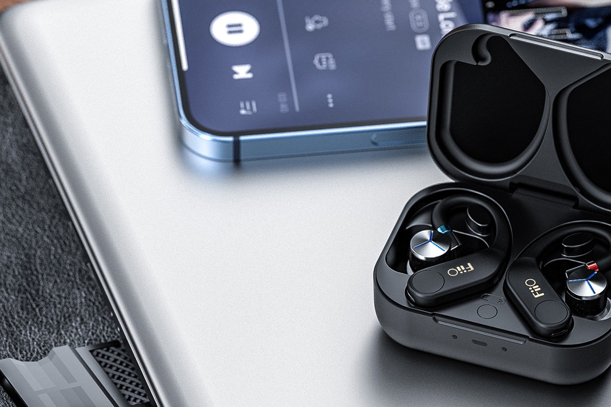 Recepteur amplificateur Bluetooth FiiO UTWS5 fixe sur des ecouteurs 2-pin