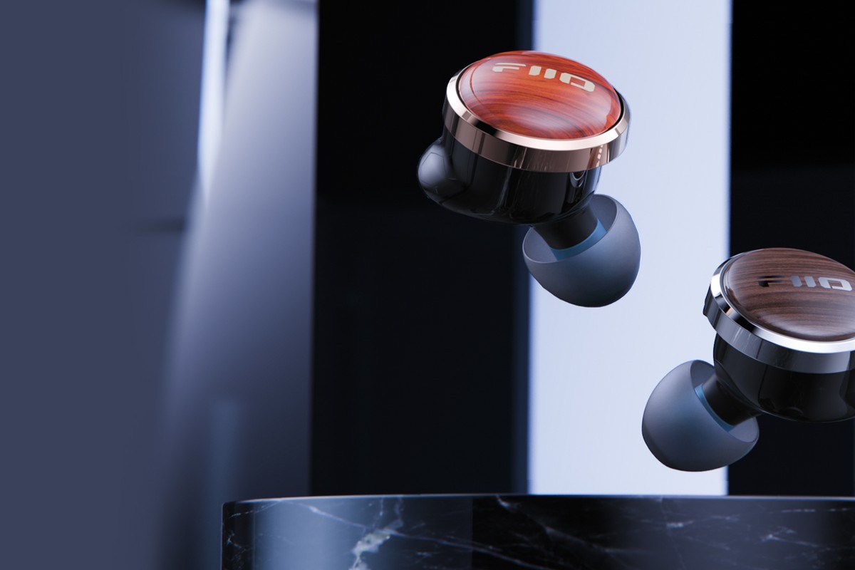 Deux écouteurs en lévitation au-dessus d'un socle de marbre noir