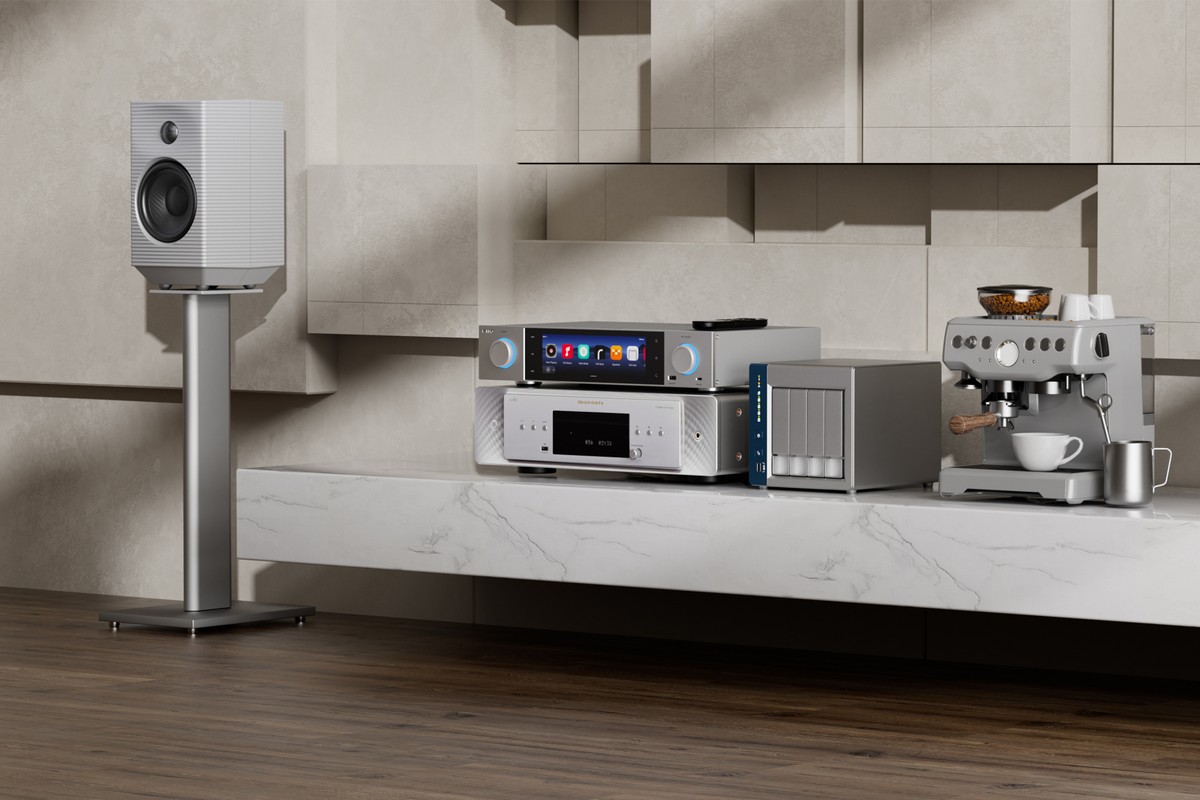 Streamer FiiO S15 argent pose sur une console avec enceinte