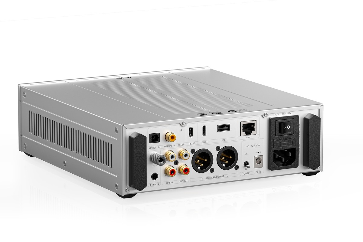 Symmetrische Kopfhörerausgänge 4,4 mm und XLR4 an der Front