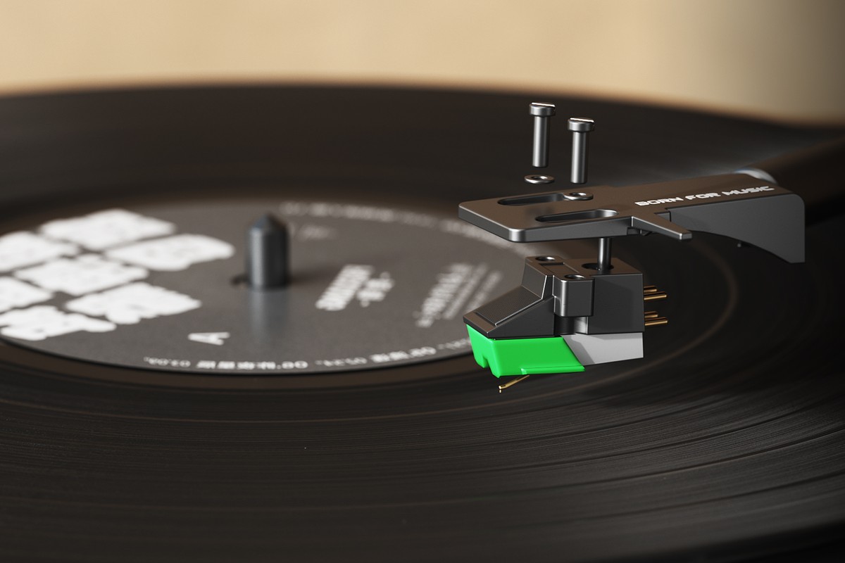 Close-up of the platter, the tonearm and the cartridge