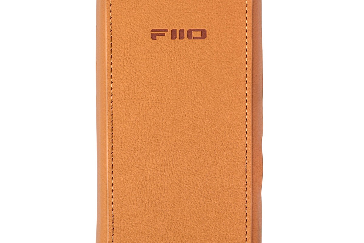 L'étui SK-M21 brun fermé, logo FiiO au dos
