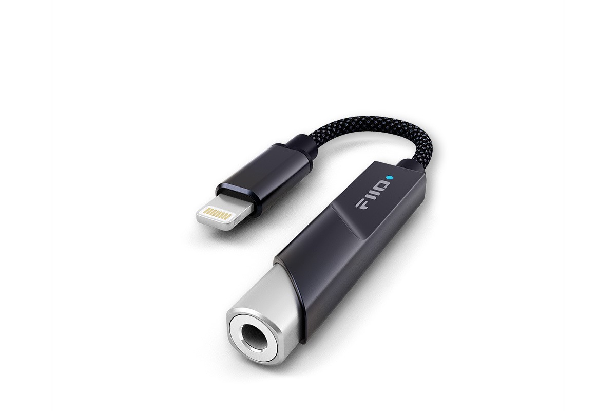 Der schwarze KA11 Lightning mit seinem Lightning-Stecker, schräg von oben