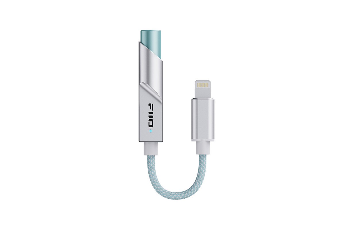 Der silberne KA11 Lightning aufrecht, türkisfarbenes Kabel in einer Schlaufe