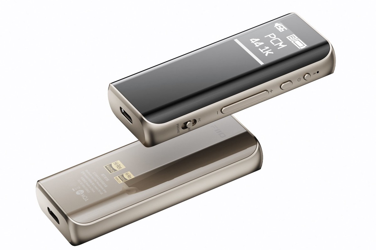 Deux BTR15, face et dos, badges Hi-Res Audio au revers