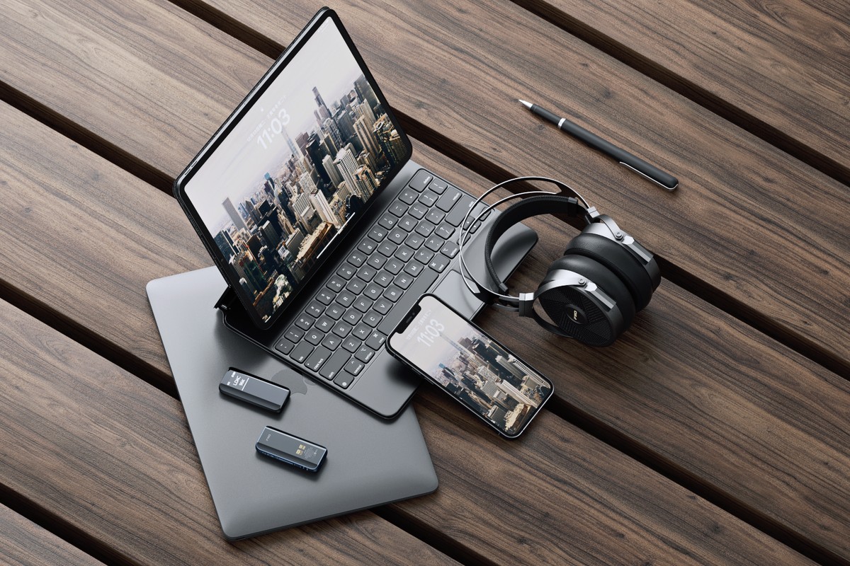 Le BTR15 posé sur un ordinateur portable, près d'une tablette et d'un casque
