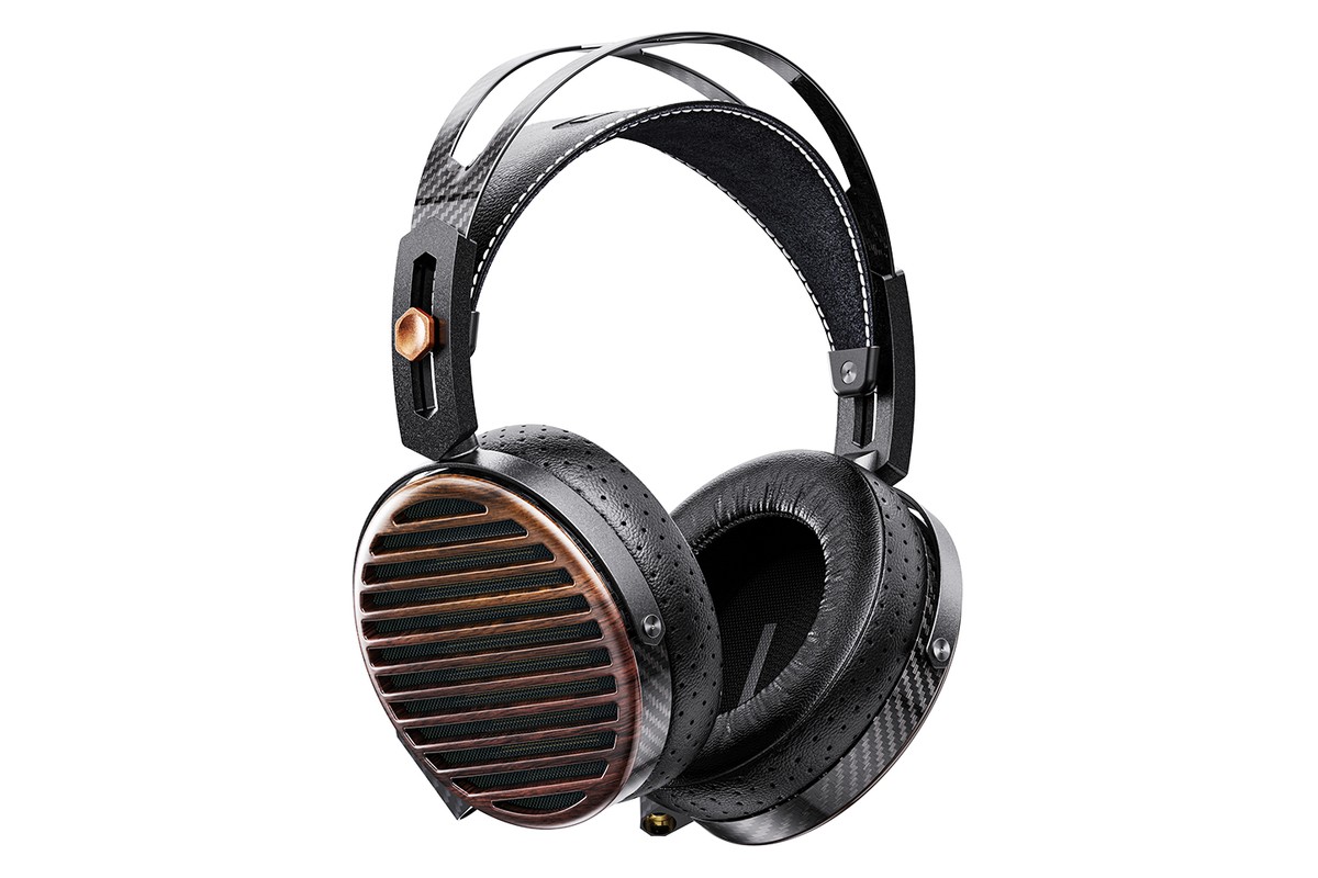 Le FiiO FT7 de trois quarts droit, sur fond blanc
