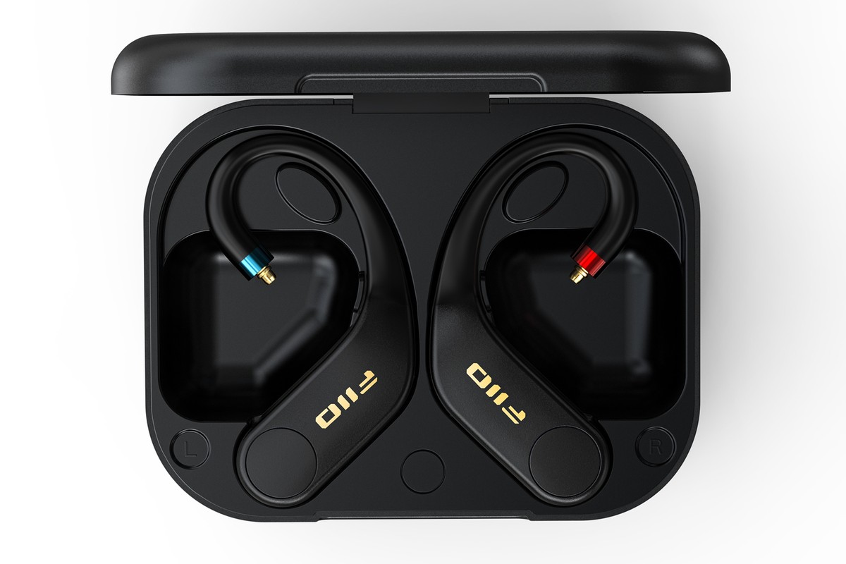Les contours d'oreille FiiO UTWS5 v2 et leurs connecteurs MMCX