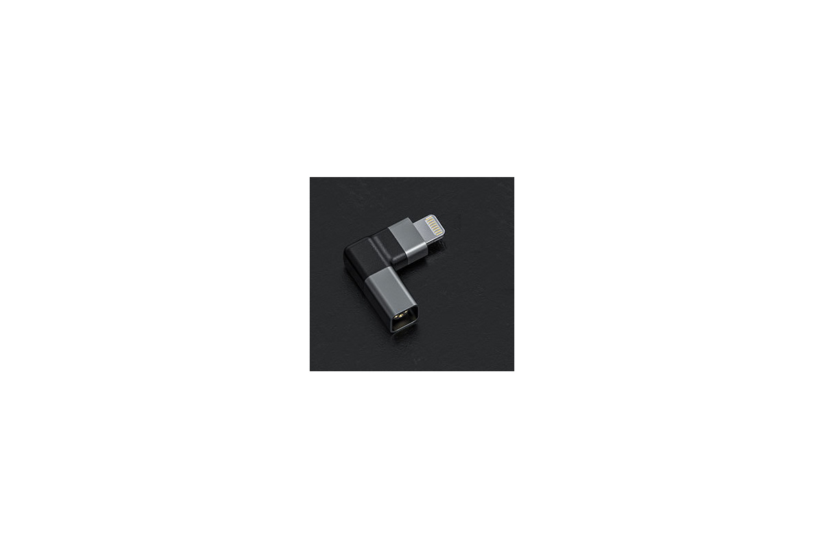 Adaptateur noir et gris posé sur une surface sombre