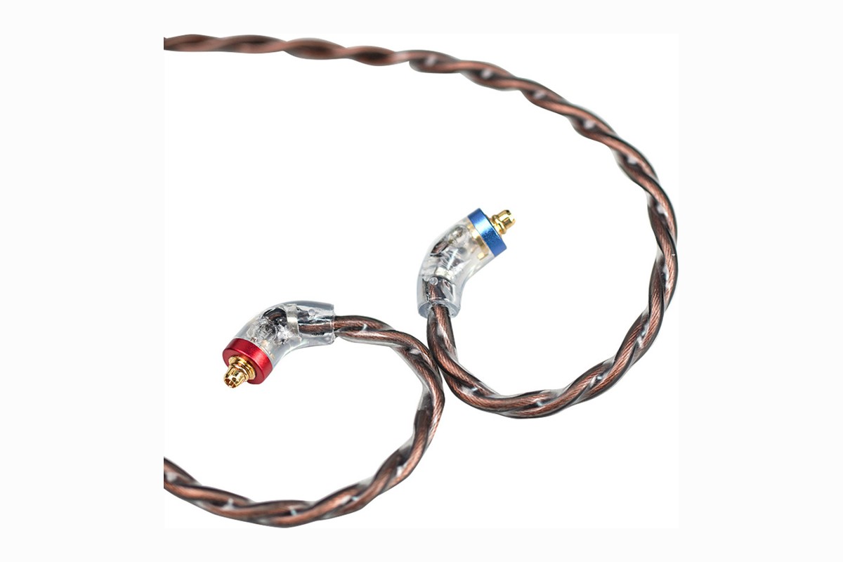 Die 3,5-mm- und 4,4-mm-Stecker des LC-RC in Nahaufnahme, auf weissem Hintergrund