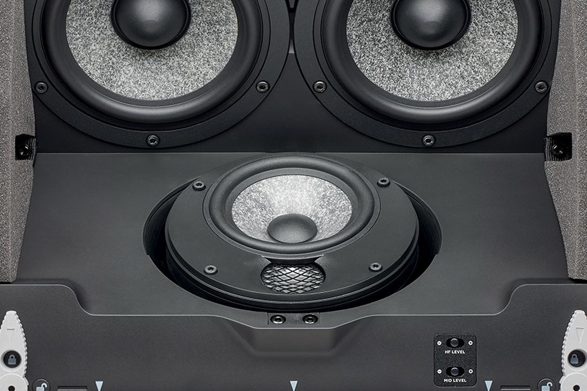 Focal 1000 ICLCR5 integree dans un plafond de salle home cinema