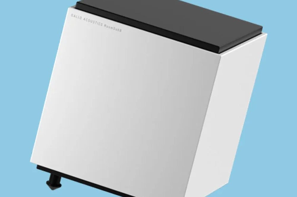 Weiss satinierter Subwoofer in Dreiviertelansicht
