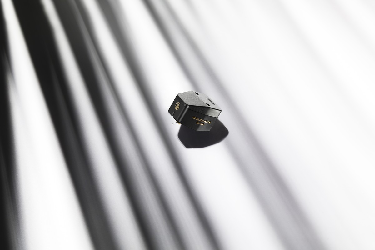Cellule Da Vinci en suspension sur un fond strié de lumière