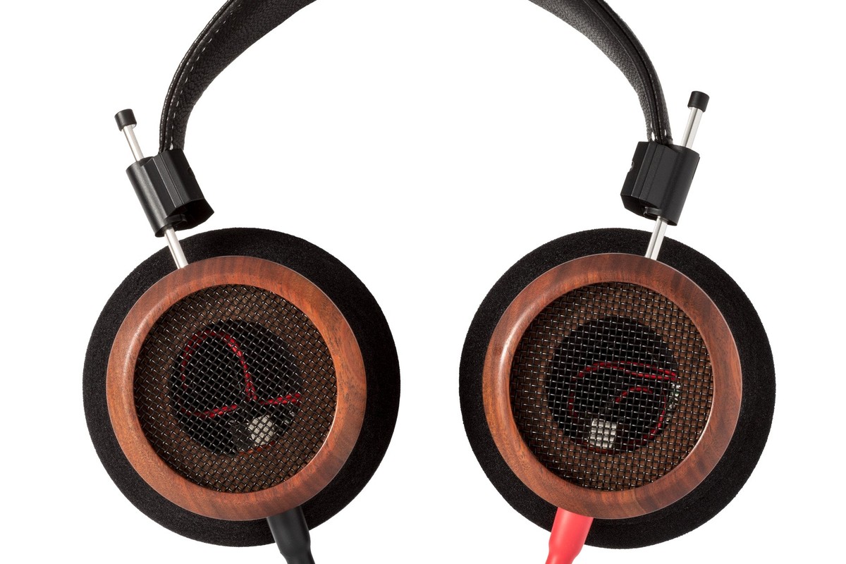 Grado S950 sur surface en bois, grain de noyer visible