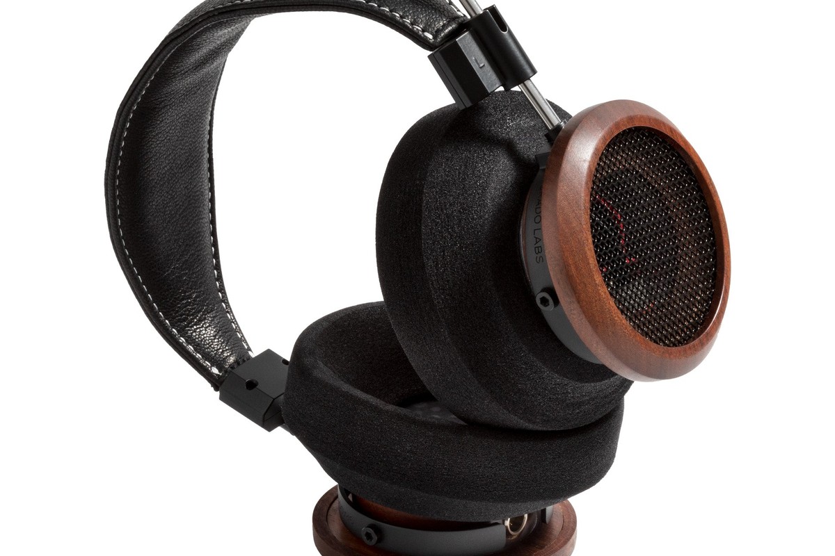 Grado S950 sur fond sombre, coussinets G et F visibles