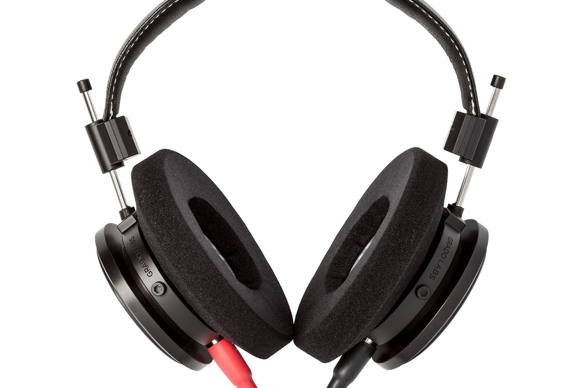 Grado S750 posé sur surface avec câble tressé visible