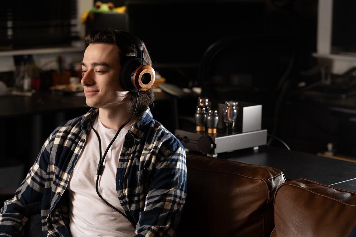 Grado GS3000 posé sur surface, boîtier cocobolo visible