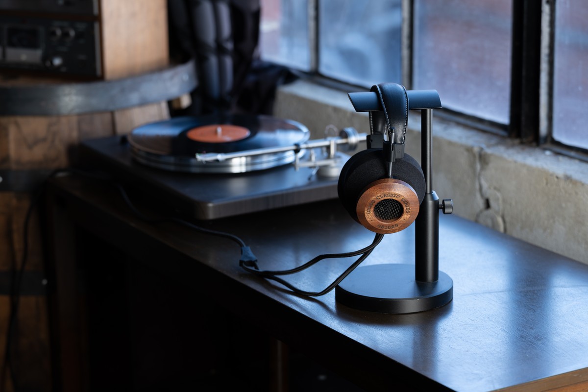 Grado GS1000 su fondo di legno, grano in mogano visibile