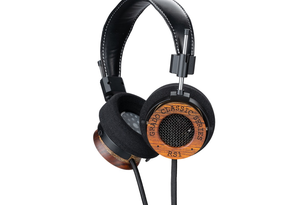Grado RS1 posé sur surface bois, câble Silver visible