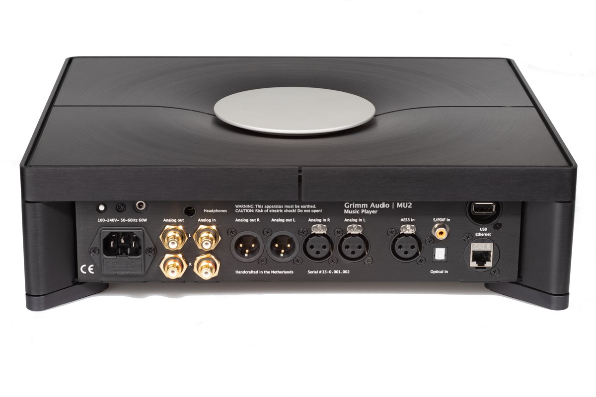Rückseite des Geräts mit XLR- und RCA-Ausgängen, analoge und digitale Anschlüsse