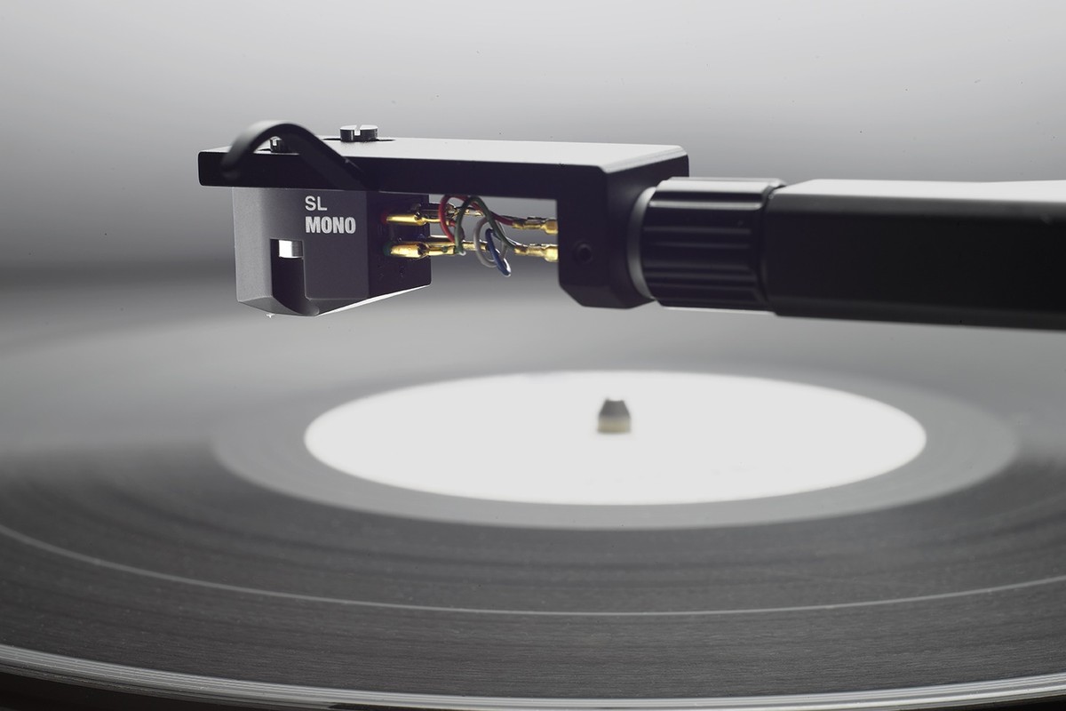 Cellule montée sur un bras au-dessus d'un disque vinyle