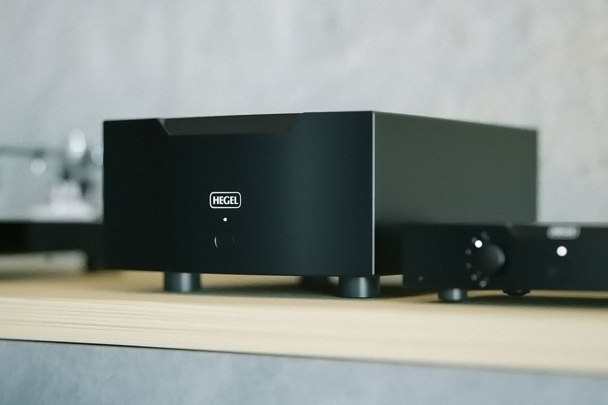 Amplificateur de puissance Hegel H30A vue trois quarts