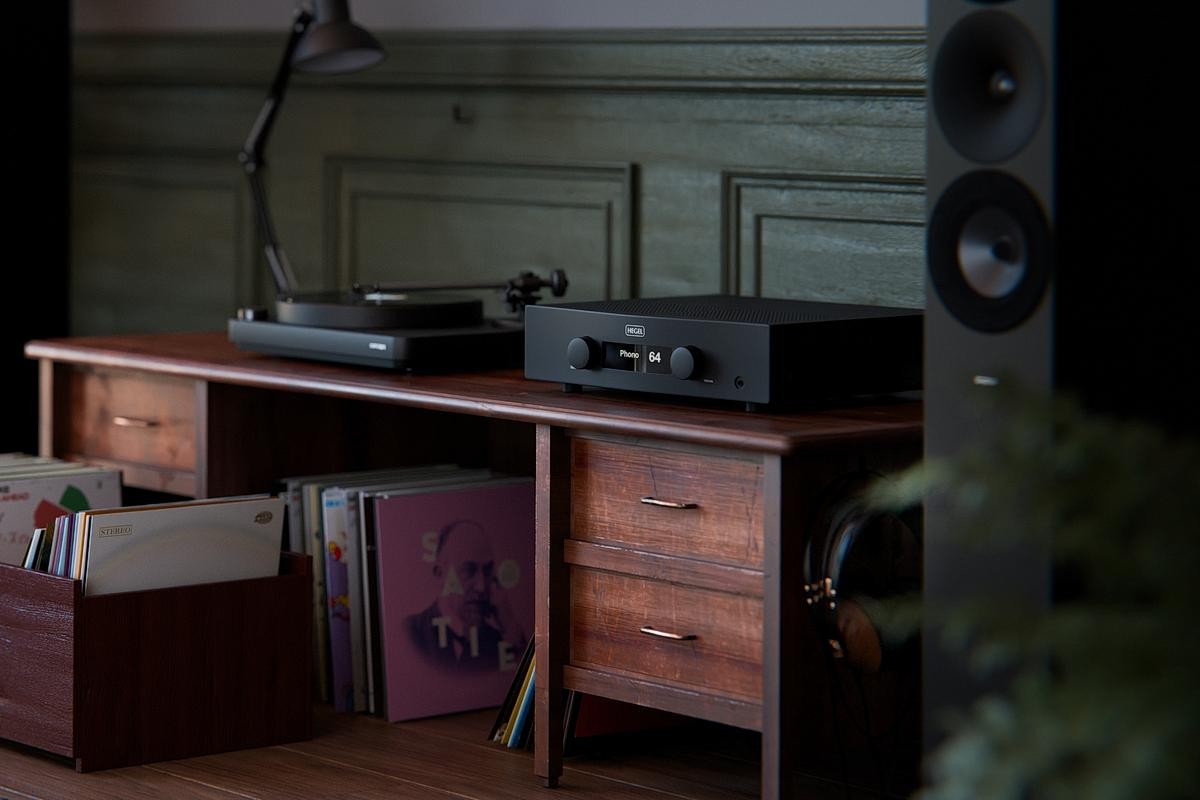 Amplificateur analogique posé sur un bureau avec une platine vinyle