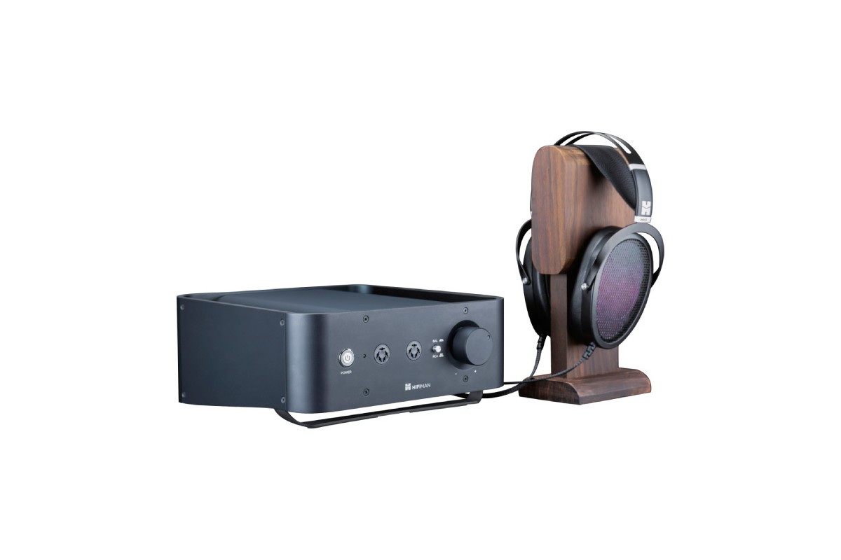 Amplificatore nero e cuffia Jade II su un supporto in legno