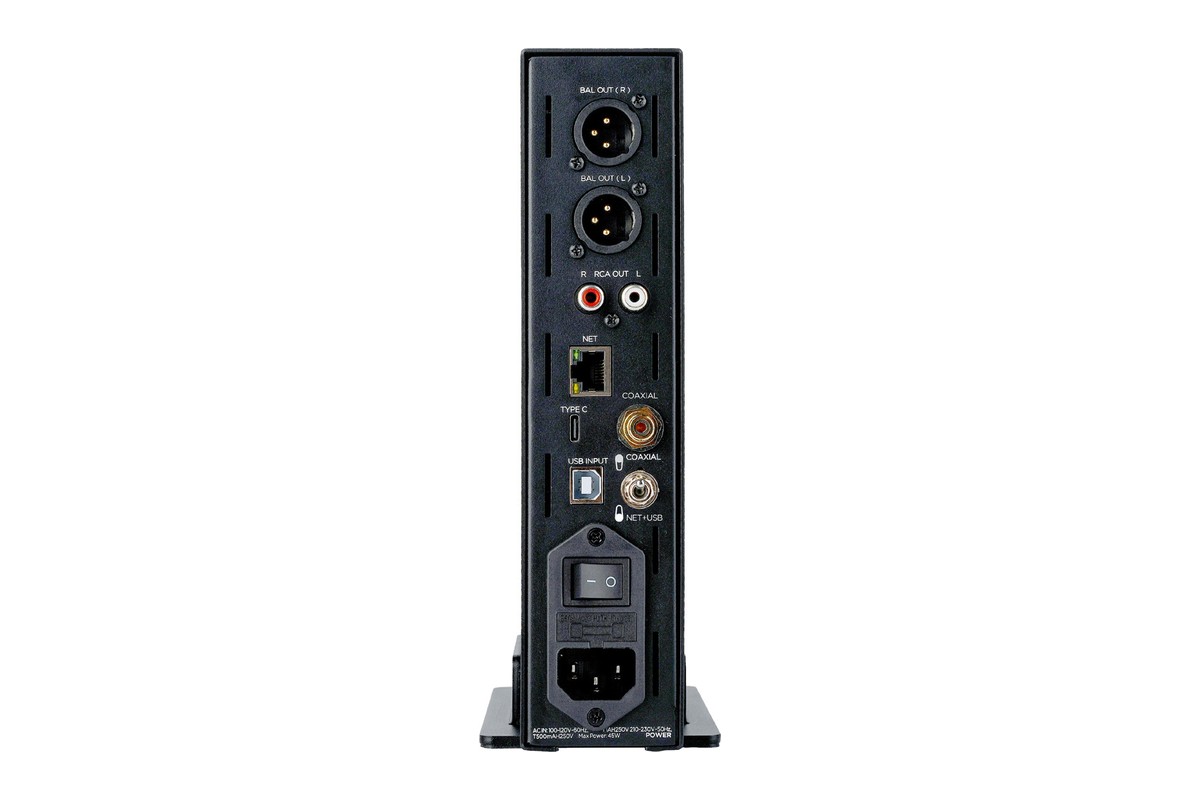Pannello posteriore dell'apparecchio con uscite XLR, RCA e porta LAN