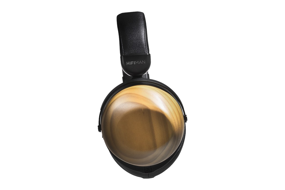 Casque vu de profil, coque en bois et arceau