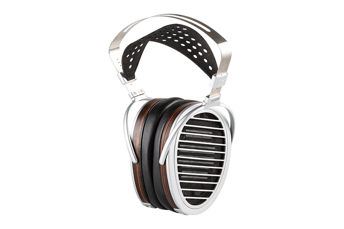 Hifiman HE1000se in Dreiviertelansicht mit Ebenholzringen