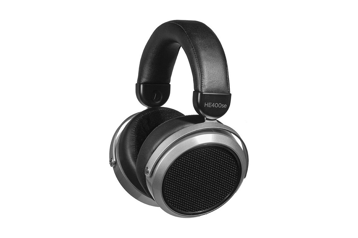 Hifiman HE400se in Dreiviertelansicht mit silbernen Hörmuscheln