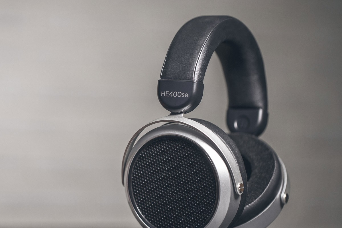 Kopfhörer vor einem HiFi-Gerät auf grauem Hintergrund