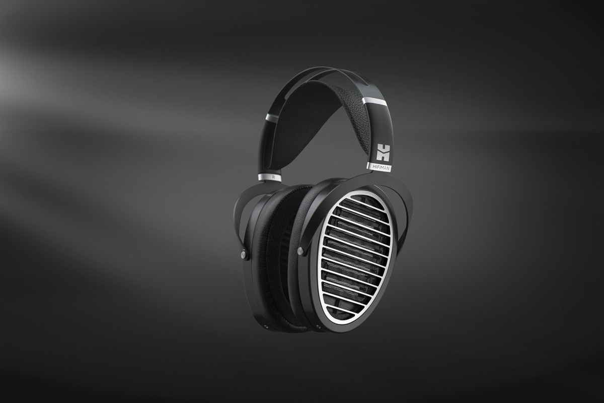 Casque noir mis en scène sur fond sombre
