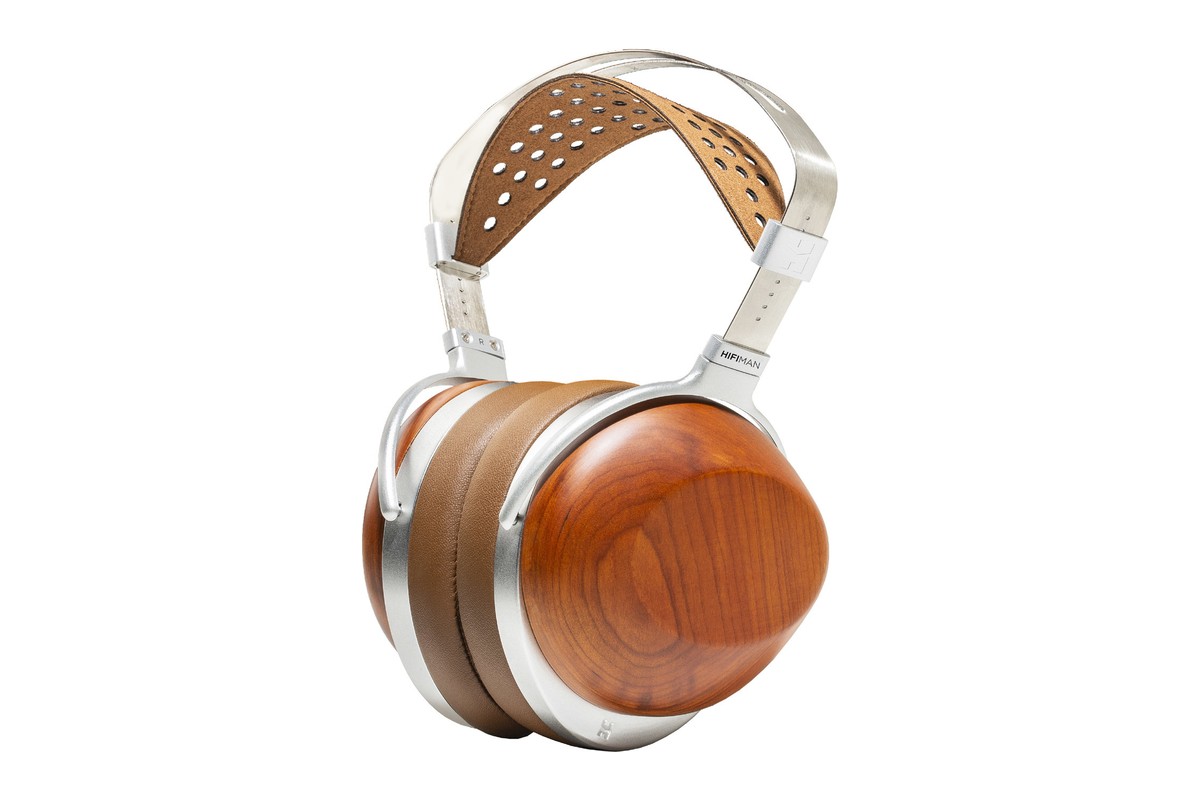 Hifiman HE-R10P in Dreiviertelansicht mit Holzmuscheln