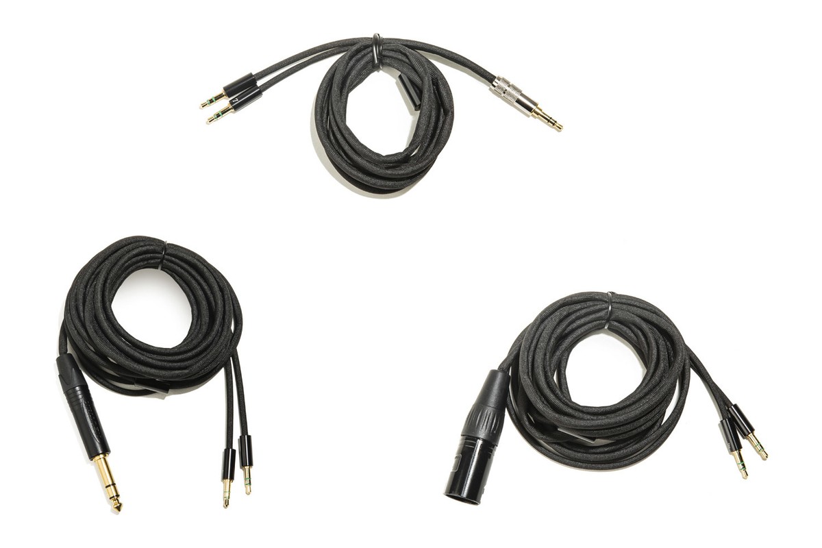 Die drei mitgelieferten Kabel mit ihren Steckern