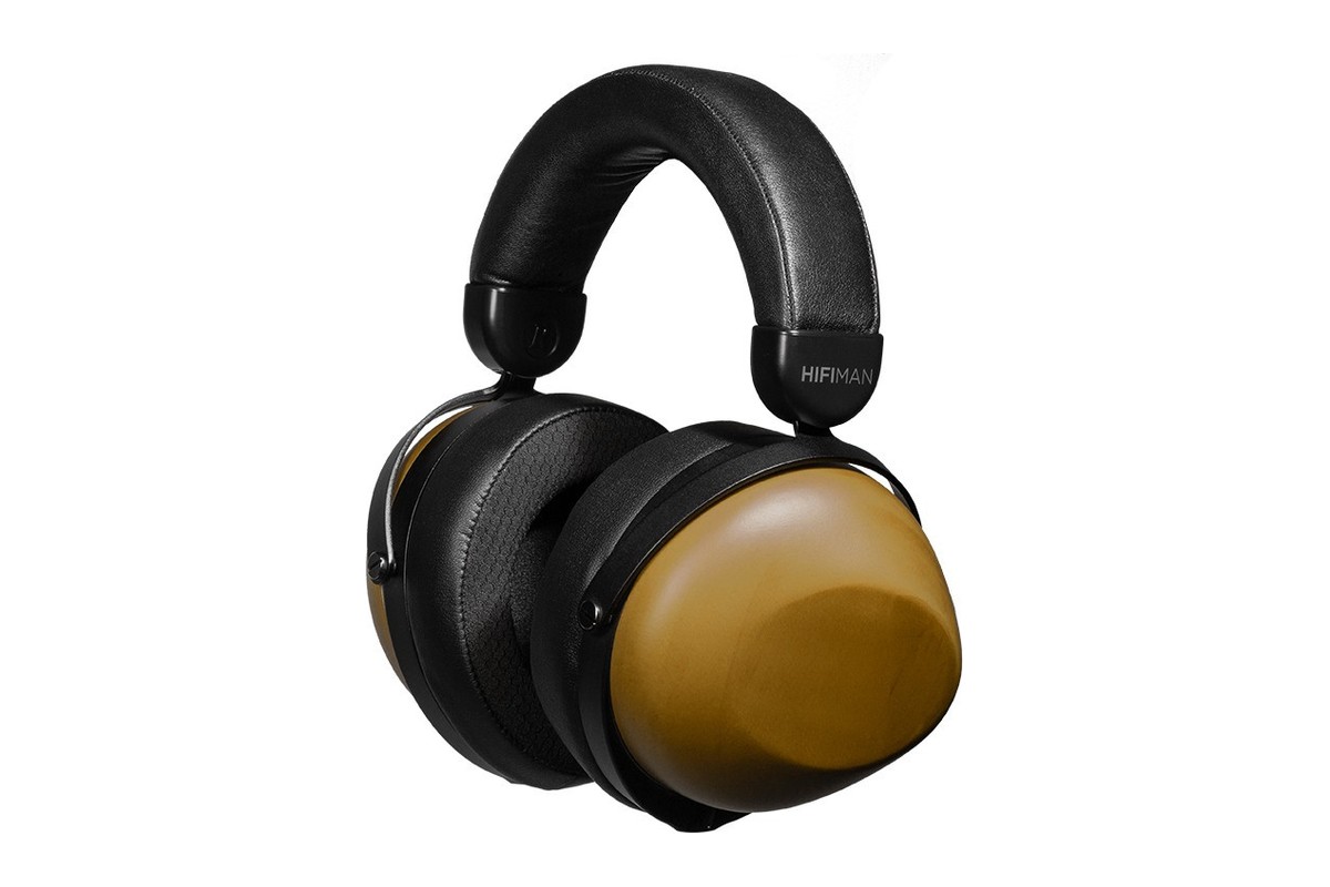 Hifiman HE-R10D in Dreiviertelansicht mit Holzmuscheln