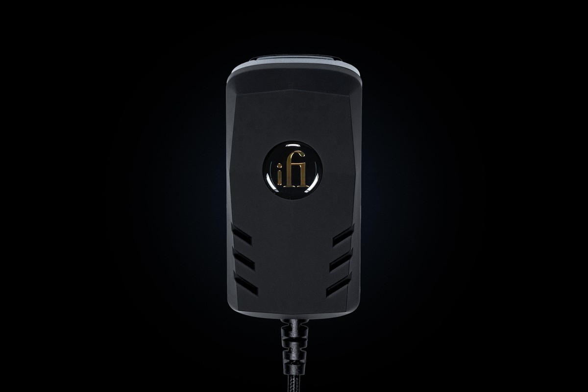 Bloc iPower2 noir vu de face sur fond sombre