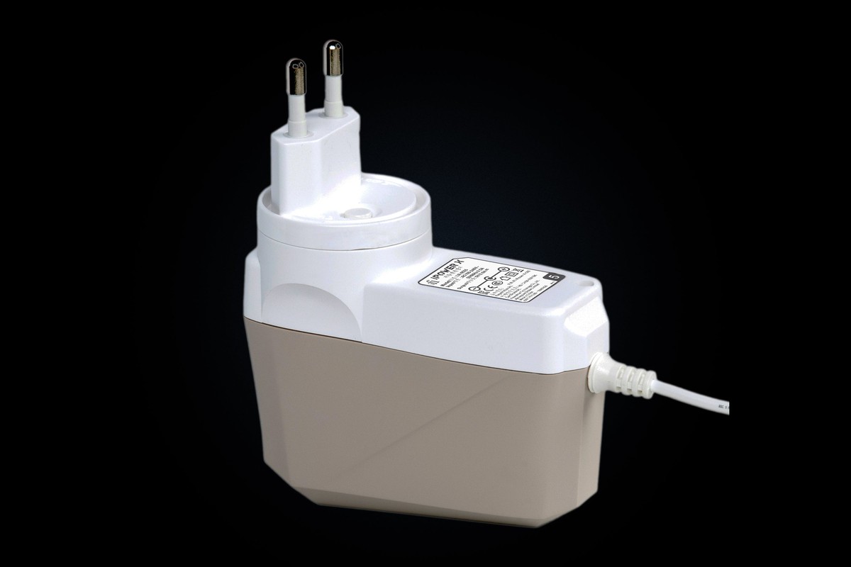 Bloc iPower X blanc à fiche européenne sur fond noir