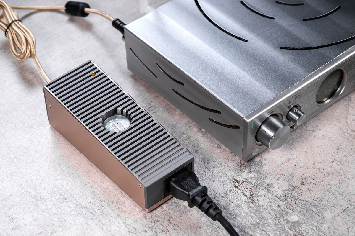 iPower Elite branché à l'arrière d'un appareil en aluminium