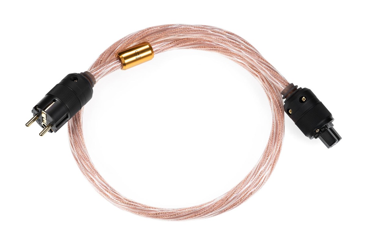 Aufgerolltes kupferfarbenes Nova-Kabel mit Schuko-Stecker und IEC-Stecker